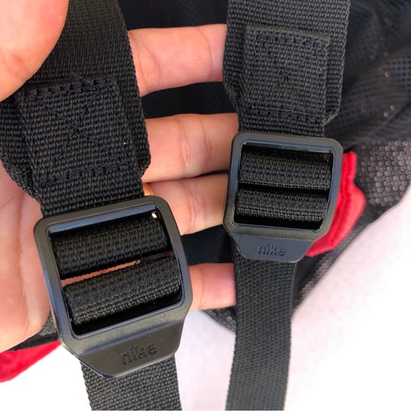 Nike Nylon Mesh Zipper Pocket Adjustable Straps Black Red Deck Bag With Logo - Picture 10 of 16